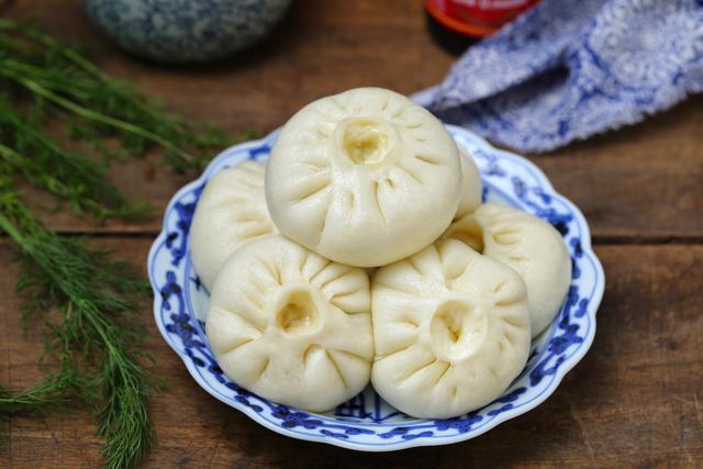  倍儿|此菜自带特殊香气，蒸包子口感一流，透白暄软倍儿鲜美，真解馋！