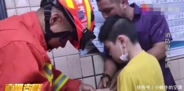  墙上|小学生发现墙上有小洞，好奇心作祟一阵猛抠，结果消防员来了