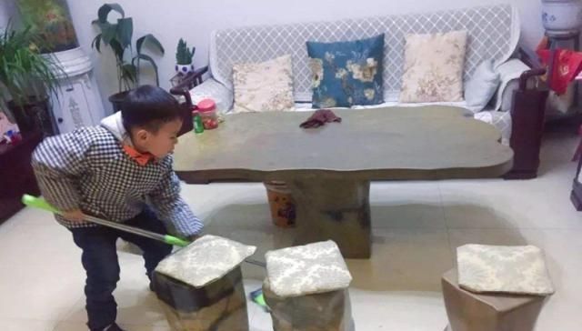 小朋友|孩子地铁踩脏邻座乘客衣服，家长还未开口，就给乘客竖起了拇指