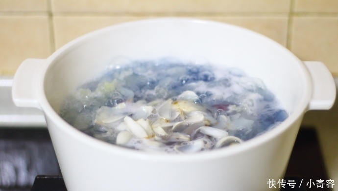  用清水|好喝看得见的紫薯银耳百合汤，清热又润肺，适合经常炖给家人喝！