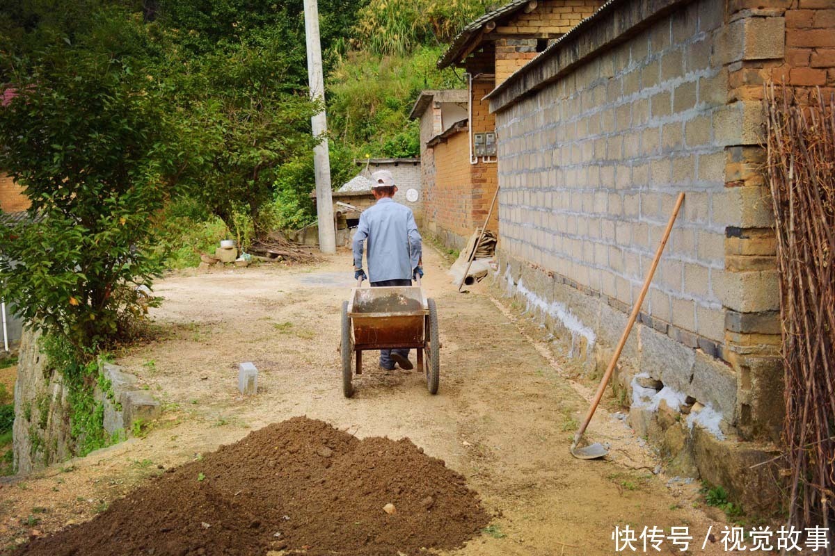 修路|古稀老人住土砖屋40年，5年建8米高石坝，三天两头“修路”