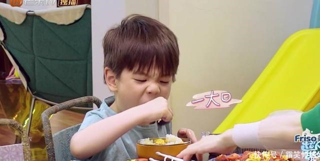 狼吞虎咽|霍思燕准备晚餐,2个人吃3盘菜,嗯哼狼吞虎咽吃了一口又一口