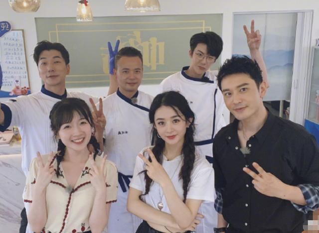 餐厅|赵丽颖用筷子翻公用菜碗,细看黄晓明的眼神,是否介意一目了然