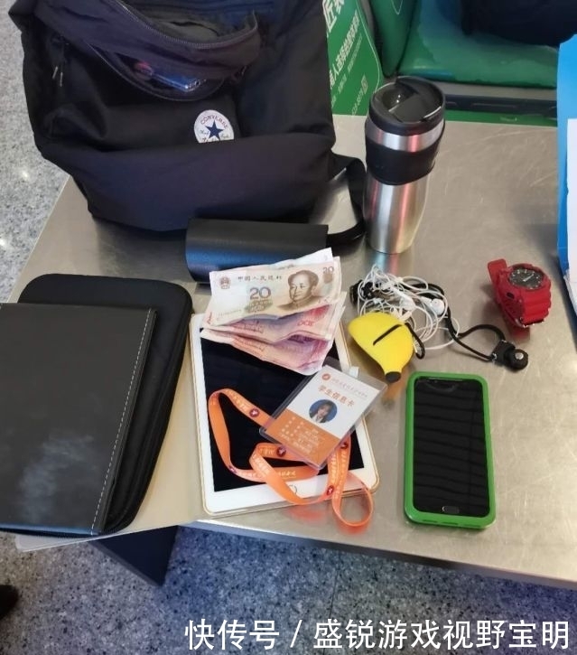  大学生|过安检时，女大学生和男旅客都忘了包！幸亏……