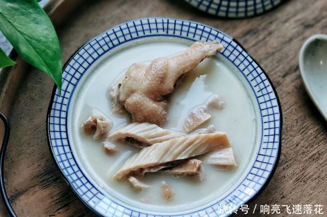 养胃|秋季,应该喝上一碗暖身养胃的猪肚鸡汤,汤浓味鲜营养价值高