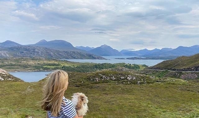 约翰逊|英国首相一家苏格兰度假，56岁约翰逊前背着儿子，化身称职奶爸