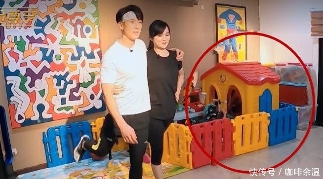 老婆|吴尊带着老婆客厅里做运动,有谁注意看背后是啥?一般家庭都没有