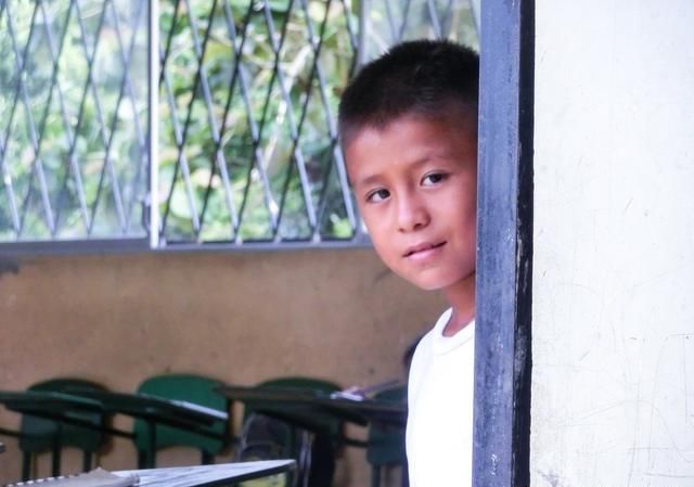  孩子|小学生口罩绳断裂，坚持咬着戴，孩子为何不敢向老师求助