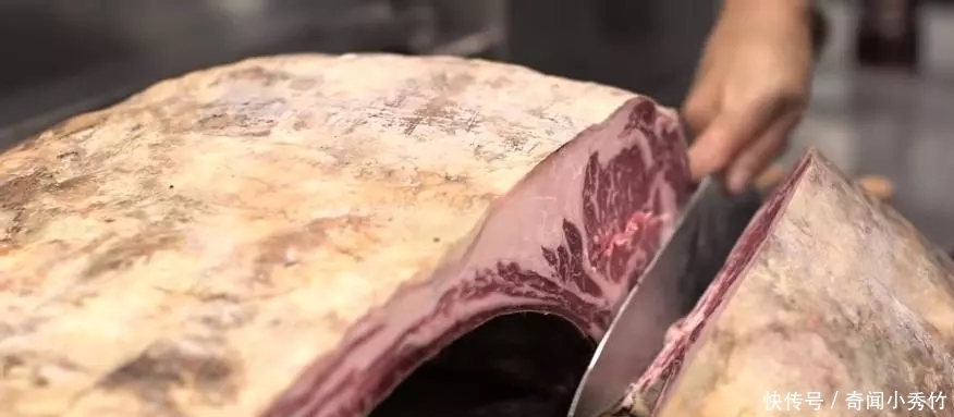 切开|华人请朋友到家做客,拿出一百多天的火腿,切开瞬间老外怀疑人生