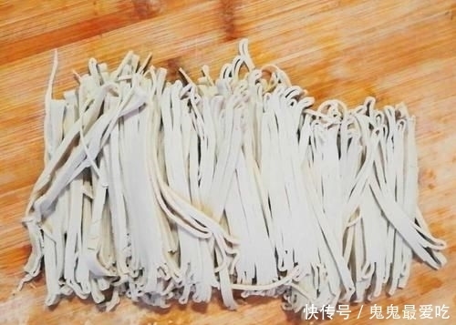 豆腐皮|最简单快手的下酒菜:凉拌豆腐皮,5分钟上桌,香辣爽口很下饭