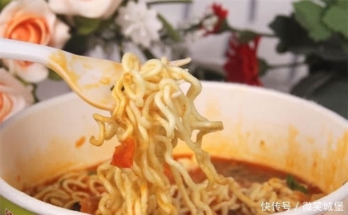 发现|吃了20年泡面,才发现桶面上有“小机关”,果断放弃之前的吃法