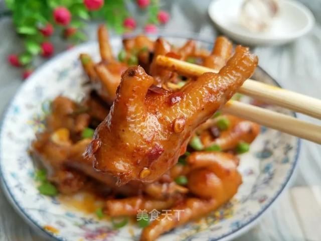  切成|这样做鸡爪真的太好吃了，越吃越上头！你们一定要试试看！