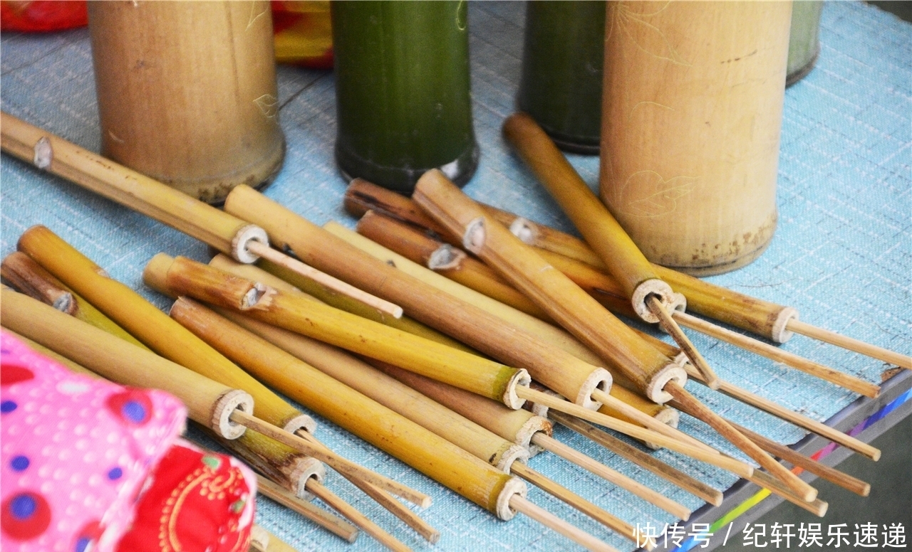 卖钱|7旬大妈做手工卖钱,中午啃个桃子当午饭,游客搞完价却少给5块钱