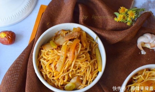 地方叫|用这菜做焖面,老公最爱吃,浓香美味,到了冬天周周都要吃