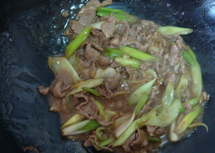  羊肉|葱爆羊肉，先炒葱或先炒肉全错！教你正宗做法，鲜香嫩滑没膻味