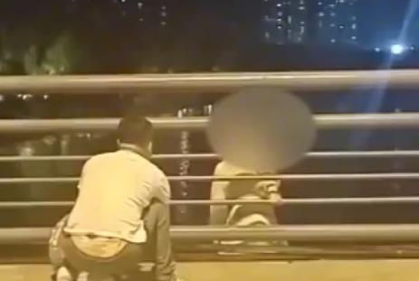 孩子|女子崩溃欲跳桥轻生，男子带孩子跪地苦苦哀求，下一秒绝望坠河