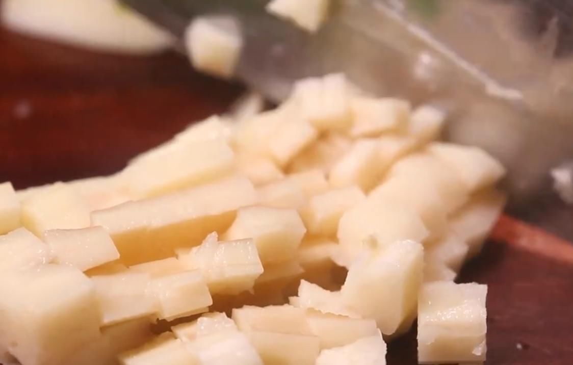 美味|家里孩子不爱吃莲藕,换个新吃法,鲜香美味,好吃到停不下来