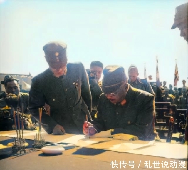 受降仪式|历史上过目难忘瞬间：在故宫签投降书的日军，图8在抗美援朝中用手枪开啤酒