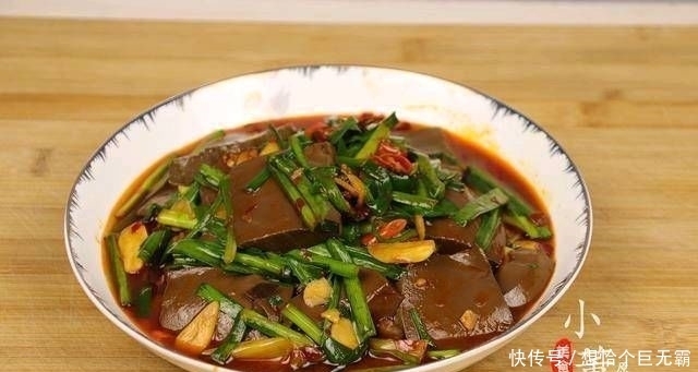  加上|一把韭菜和一块鸭血。如果再加上这一步，鸭血就不会散了