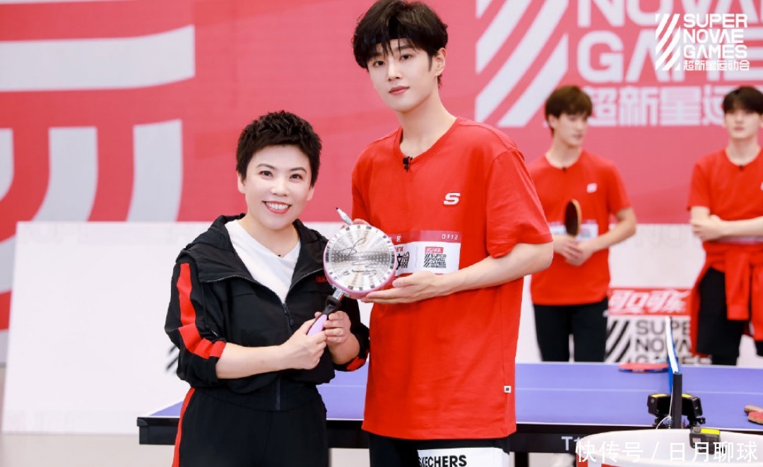 年轻|邓亚萍与年轻偶像频繁互动,李汶翰、何洛洛圆梦了,还互送签名!