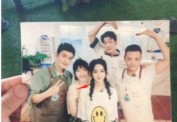  赵丽颖|同是担任前台小妹，赵丽颖与杨紫的待遇却不同，节目组有点偏心啦