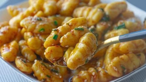  劲道|面条别再手擀了，用4根筷子做面，不用擀不用抻，劲道弹牙超过瘾