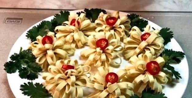 喜欢|必备菜，不用炸不用蒸，焯水后浇上料汁就能吃，亲戚朋友喜欢