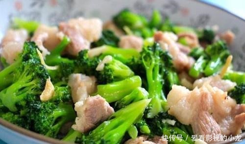 真香|炒西蓝花，有人直接炒，有人先焯水，都不对！这么做才正确，真香