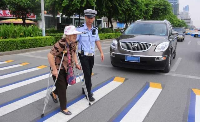 车主|“礼让行人”再次升级，看到新规定车主怒了把车卖了算了