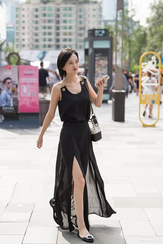 动人|街拍：美女长发披肩，清丽动人，十分吸睛