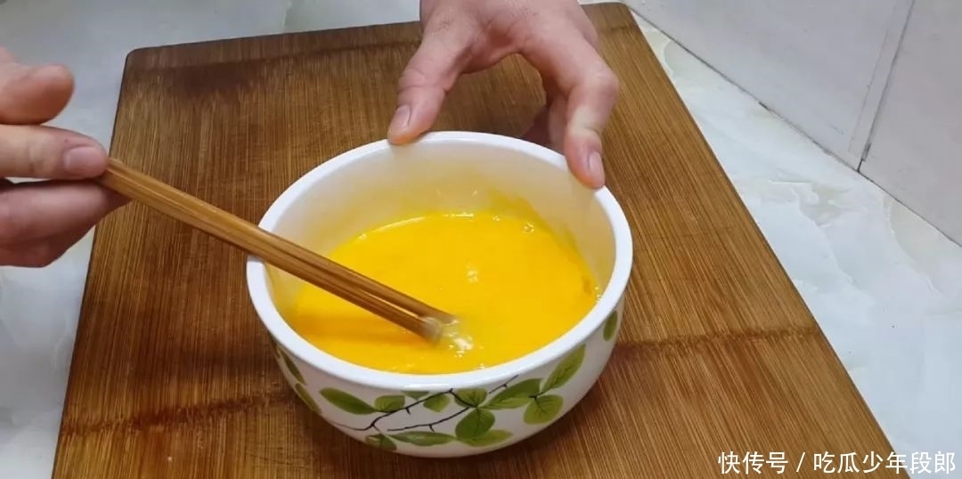 零食|5个鸡蛋,1斤面粉,锅里一炒,做出创意小零食,比蛋糕好吃十倍