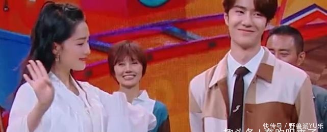 领口|李沁发现领口太大,被男嘉宾围着时救场方式堪比教科书,难怪会火