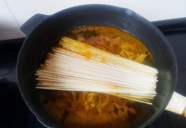 好吃|榨菜别再配粥吃了,用来煮面味道更香,好吃到连汤汁都不剩