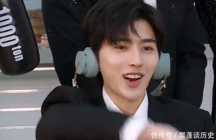 锤子|蔡徐坤答错问题,其他人直接上锤子,只有那谁对他手下留情