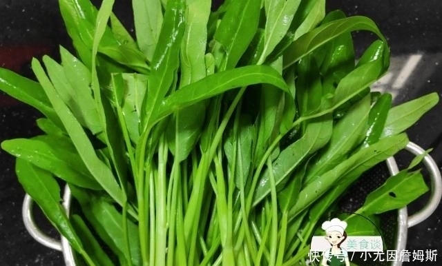 发黑|炒空心菜时发黑？焯水加醋都不对，大厨教您1招，空心菜又脆又绿