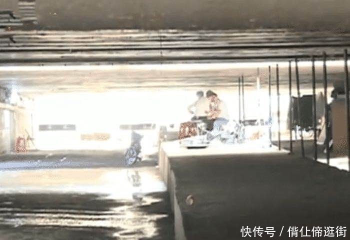 孙女|爷爷带4岁孙女吃薯条,人行隧道内沙井盖丢失,孙女掉下被水冲走