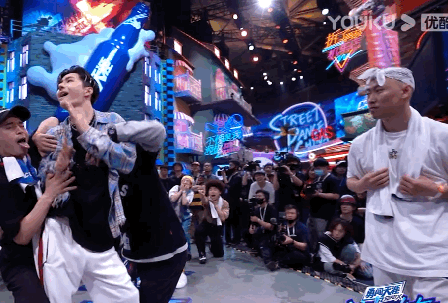 王一博|王一博单膝跪地硬核踩点燃炸全场!