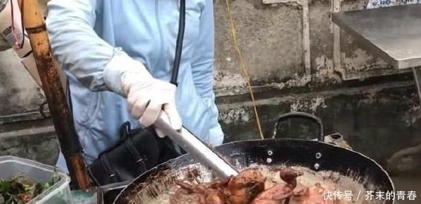 稀罕|大妈校门口卖“稀罕”小吃,10元1个,营养美味,每次需排长队买