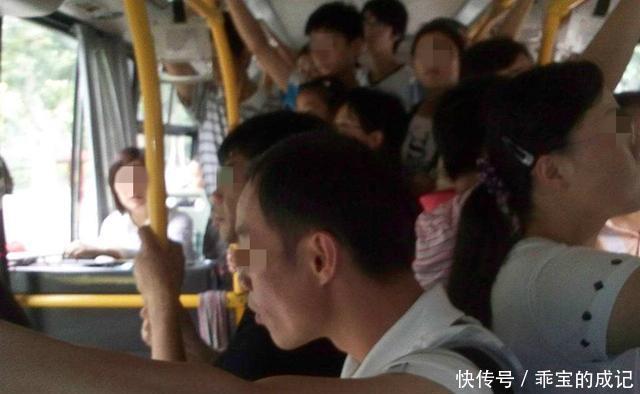 报警|公交车上男孩高喊肚子痛,母亲查看后报警,乘客:“孩子真机灵”