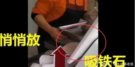 隐秘|知名卤味店称重时竟偷放吸铁石，顾客假装玩手机拍下，老板她做的很隐秘