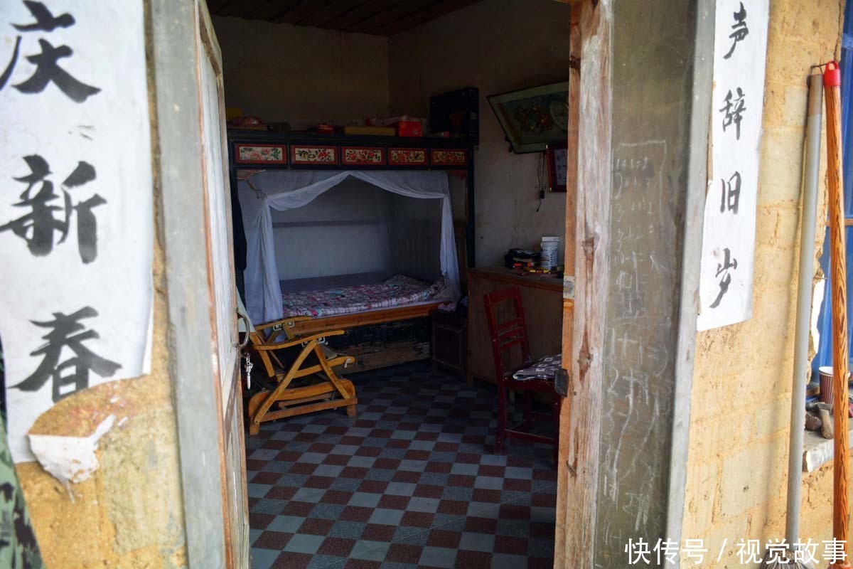 修路|古稀老人住土砖屋40年，5年建8米高石坝，三天两头“修路”