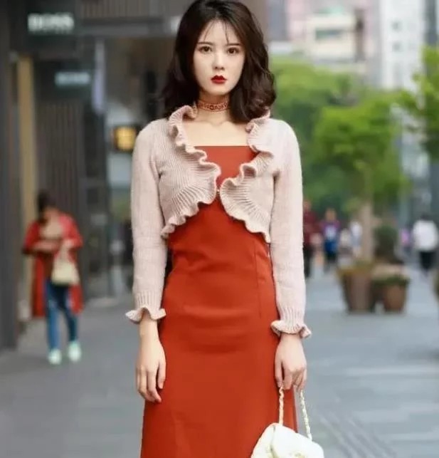  时尚|街拍：面带微笑的美女，长裤搭配休闲开衫，让你轻松展示魅力身姿