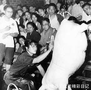  记录|老照片记录 五十年代女子杀猪的瞬间