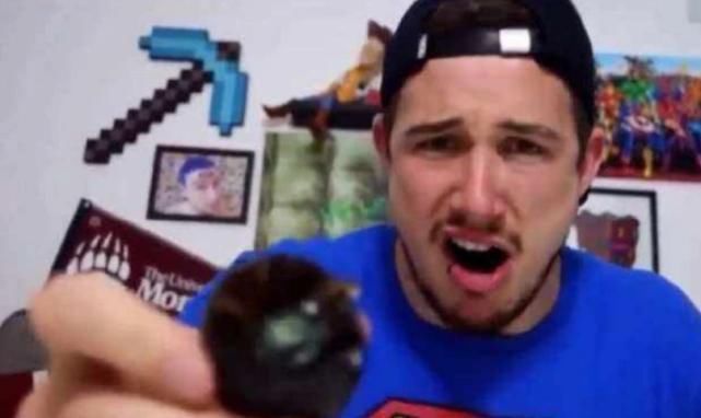 手中|老外吐槽中国美食难吃,看到他手中食物,网友能否先把包装拆掉