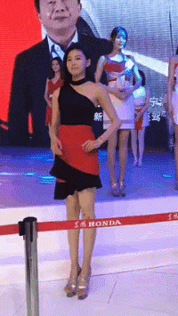 好羡慕|搞笑GIF:好羡慕啊,这样的花式秀恩爱,默默看看了身旁200斤的女友