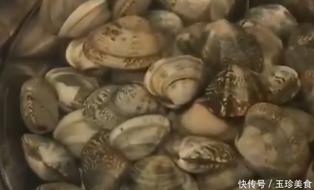 吐沙|花甲店老板透露:洗花甲时这么做,就会疯狂吐沙,拦都拦不住!