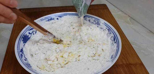 我家|我家面粉就爱这样做,加4个鸡蛋,做法比麻花简单,比油条都好吃