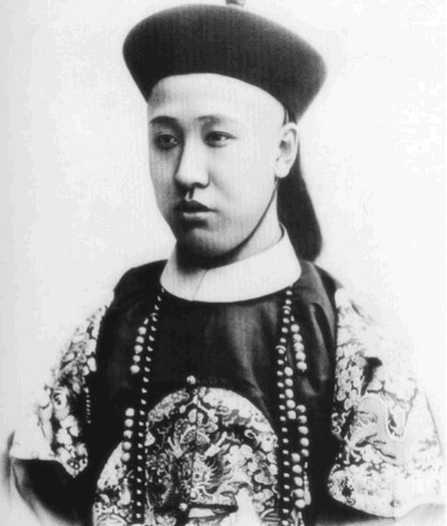 老头|袁世凯最大的一次危机,一夜之间“须发尽白”,俨然成八十岁老头