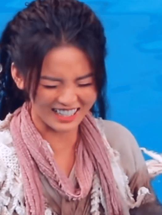 以往|杨超越拍戏,颠覆以往形象,穿上乞丐服,变化大到真爱粉也不敢认!