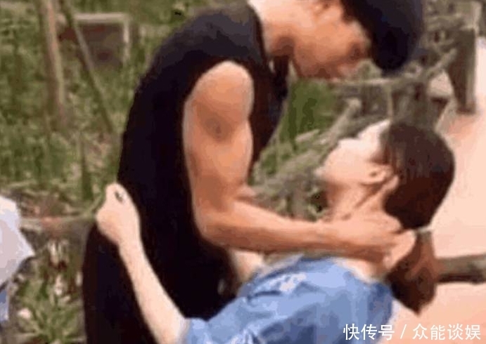 差点|小情侣桥头秀恩爱，深情对视后差点出事。